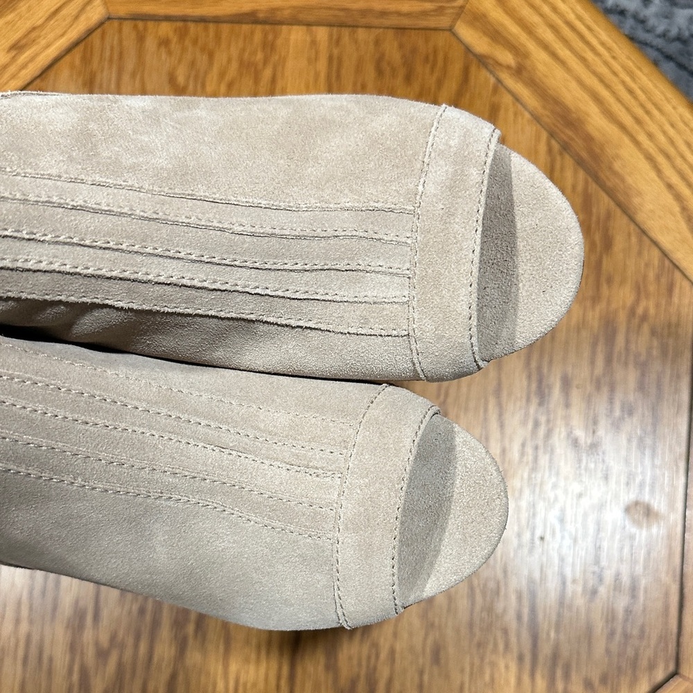 *JOE’S JEANS* Taupe Suede Peep Toe Block Heeled Booties NWOT Size 9 - Picture 3 of 11